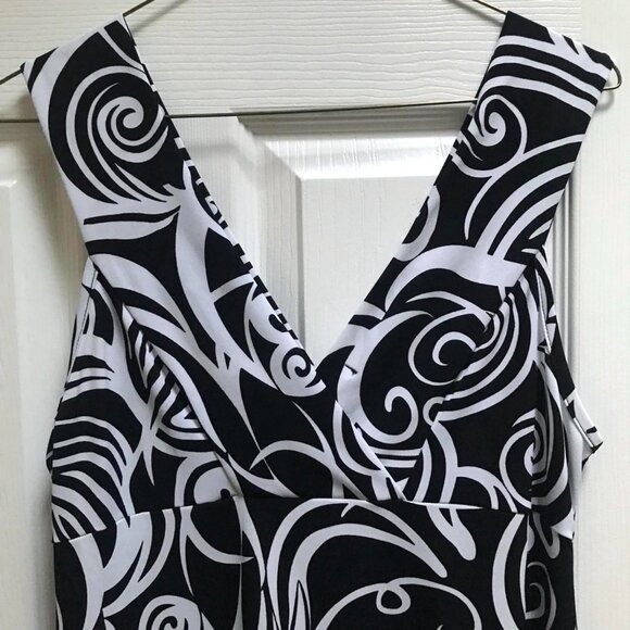🖤💝 SEE VIDEO Cute Sleeveless V Front & Back with Pretty Black & White Pattern - Picture 7 of 9